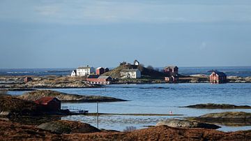 Noorse huizen op klein eiland in de Atlantische Oceaan in Noorwegen van Aagje de Jong