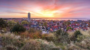 Panorama van West-Terschelling bij Zonsopkomst: De Brandaris in Volle Glorie van Hevonax Photography