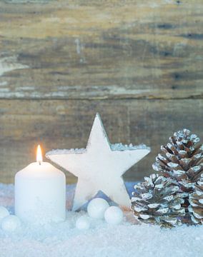 Witte Kerstmis kaars decoratie met sneeuw, ornamenten van Alex Winter