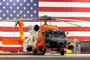 USCG Jayhawk rustend in de hangaar in San Diego, USA van Jimmy van Drunen