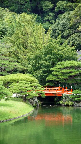 Rode brug in Japanse tuin van Aagje de Jong