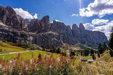 Imposing rock formations in the Dolomites by Dafne Vos