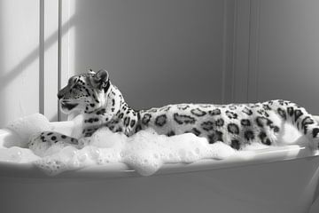 Schneeleopard in der Badewanne - Ein atemberaubendes Badezimmerbild für Ihr WC von Felix Brönnimann