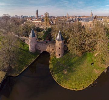 Wassertor namens Monnikendam und der Glockenturm Unserer Lieben Frau, Amersfoort, Niederlande von Rene van der Meer