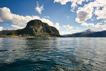 Fjord in Noorwegen, bewolkte lucht van Martin Köbsch