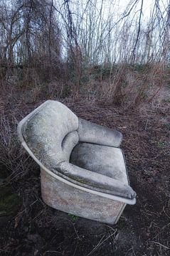 Oude stoel in Berlijns park. van Edward Boer