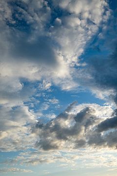 Wolken in een prachtige formatie van Lieven Lema