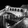 VENEDIG Rialtobrücke im Dunkeln schwarz-weiß  von Melanie Viola