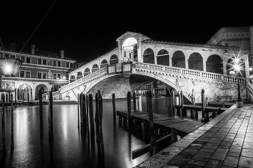 VENICE Rialto Bridge at Night black and white van Melanie Viola