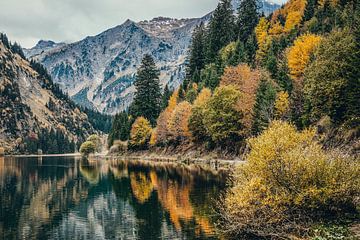 Herfstmagie op de Vilsalpsee van Marcel Hechler