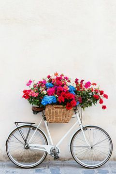 Decoratieve bloemenmand op fiets van Poster Art Shop