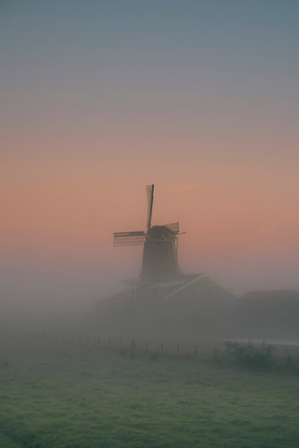 Holländische Nebellandschaft mit Windmühle
