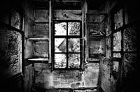 Urbex raam, zwart-wit foto
