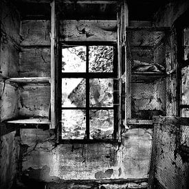 Urbex raam, zwart-wit foto van Taco Bijlsma