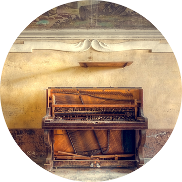 Verlaten Piano tegen Muur. van Roman Robroek - Foto's van Verlaten Gebouwen