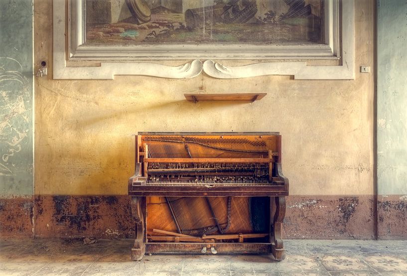 Verlaten Piano tegen Muur. van Roman Robroek