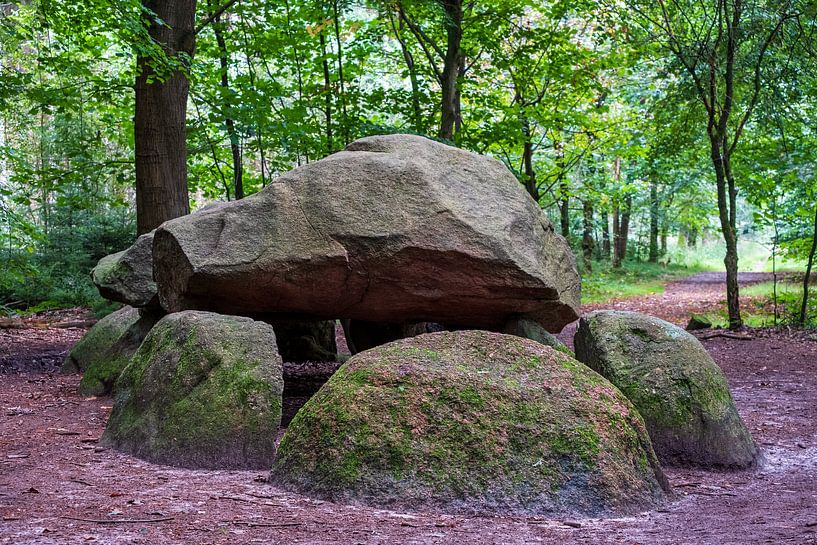 Hunebed Dolmen D11 in het Evertsbos in Drenthe van Evert Jan Luchies