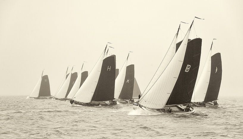 Skûtsjes beginnen auf dem IJsselmeer von Fonger de Vlas