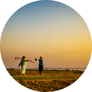 Werken op het land bij de U Bein brug van Antwan Janssen