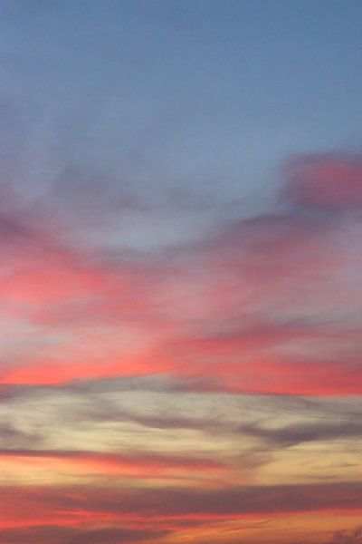 Farbexplosion in den Wolken | Süd-Holland | Niederlande | Reisefotografie Druck von Kimberley Helmendag