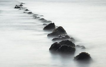 Minimalistische Schoonheid: Rustgevende Zee en Verzachtende Golven van Hevonax Photography