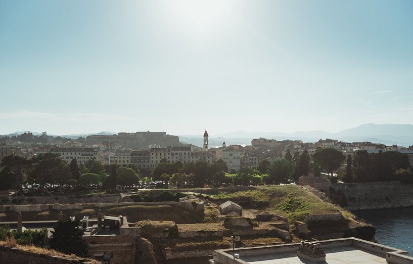 Vue de la ville de Corfou | Photographie de voyage - tirage photo d'art | Grèce, Europe par Sanne Dost