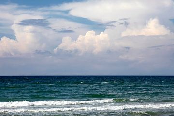 Ostsee mit schönem Wolkenhimmel von Thomas Jäger