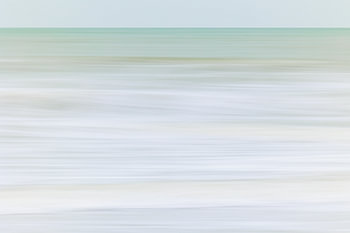 Une ambiance zen. Les douces couleurs pastel des vagues de la mer du Nord dans la lumière d'un matin d'hiver. Format 2x3