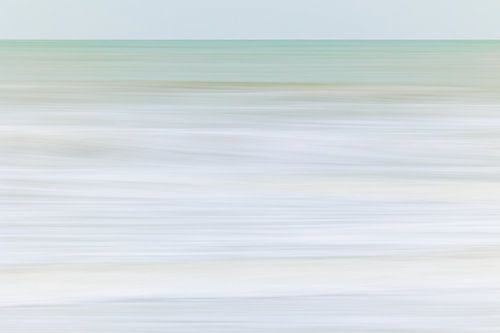 Zen-Gefühl. Sanfte Pastelltöne der Nordseewellen im winterlichen Morgenlicht. Format 2x3