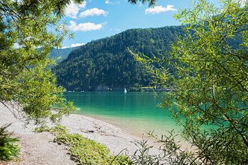 Plage de baignade sur le magnifique lac bleu-vert d'Achensee sur SusaZoom