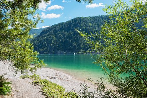 Badstrand aan de prachtige blauwgroene Achensee