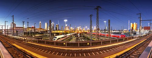 Frankfurt am Main Skyline Panorama blaue Stunde mit Hauptbahnhof