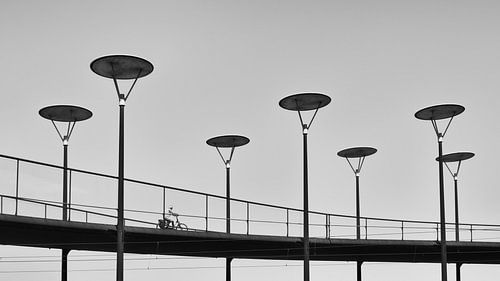 Eenzame fietser op futuristische brug