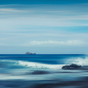 Wellen und Felsen - Abstraktes Mittelmeer