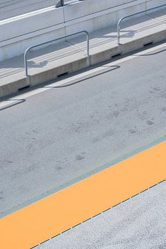 Pitlane circuit Zandvoort met oranje detail van Jenine Blanchemanche