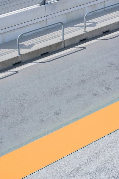 Pitlane circuit Zandvoort avec détail orange par Jenine Blanchemanche