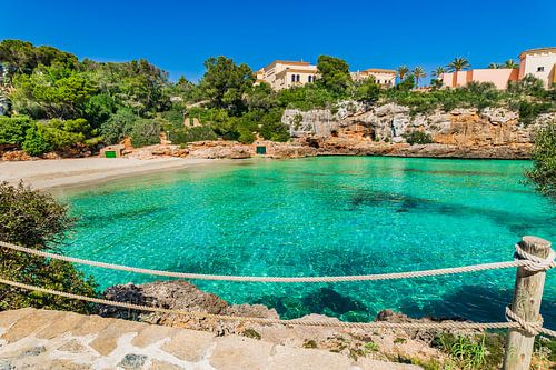 Idyllisch uitzicht op de baai van het strand van Cala Ferrera, eiland Mallorca, Spanje