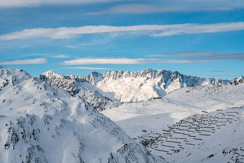 Uitzicht op het skigebied van Andermatt en de bergen