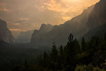 Golden hour at Yosemite National Park by Linda van Rij