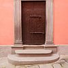 Tür in der Altstadt von Castelnuovo di Garfagnana in der Toskana in Italien von Joost Adriaanse