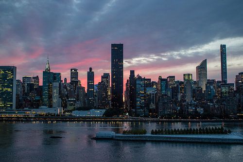 De skyline van Manhattan - New York City - tijdens zonsondergang