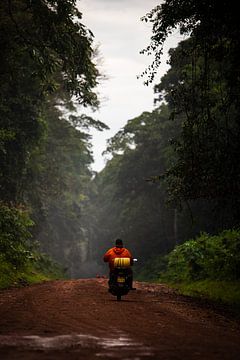 Motorrijder in Kakamega Forest