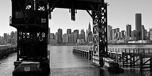 Gantry Plaza State Park in Queens, mit Blick auf das Chrysler Building, New York City. von Nico Geerlings