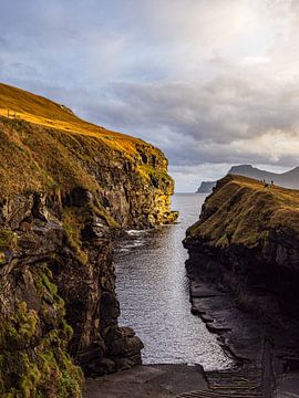 Felsspalte nahe des Dorfes Gjógv auf der Färöer Insel Eysturo