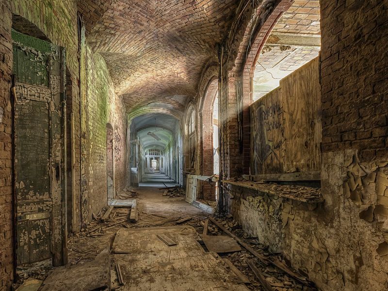 Lost Place - düsterer Gang von Carina Buchspies