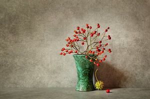 Vase de nature morte aux baies rouges sur Corinne Welp