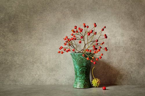 Stilleven vaasje met rode bessen