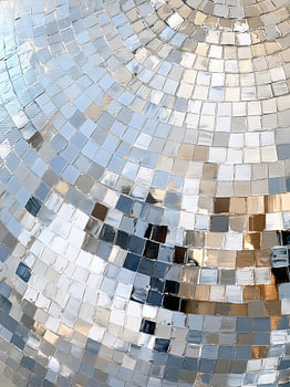 Mosaïque abstraite en forme de boule à facettes