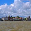 Zicht op Dordrecht en Zwijndrecht (panorama) van Leo Huijzer