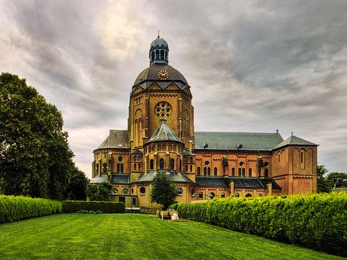 oude kerk met een dreigende lucht